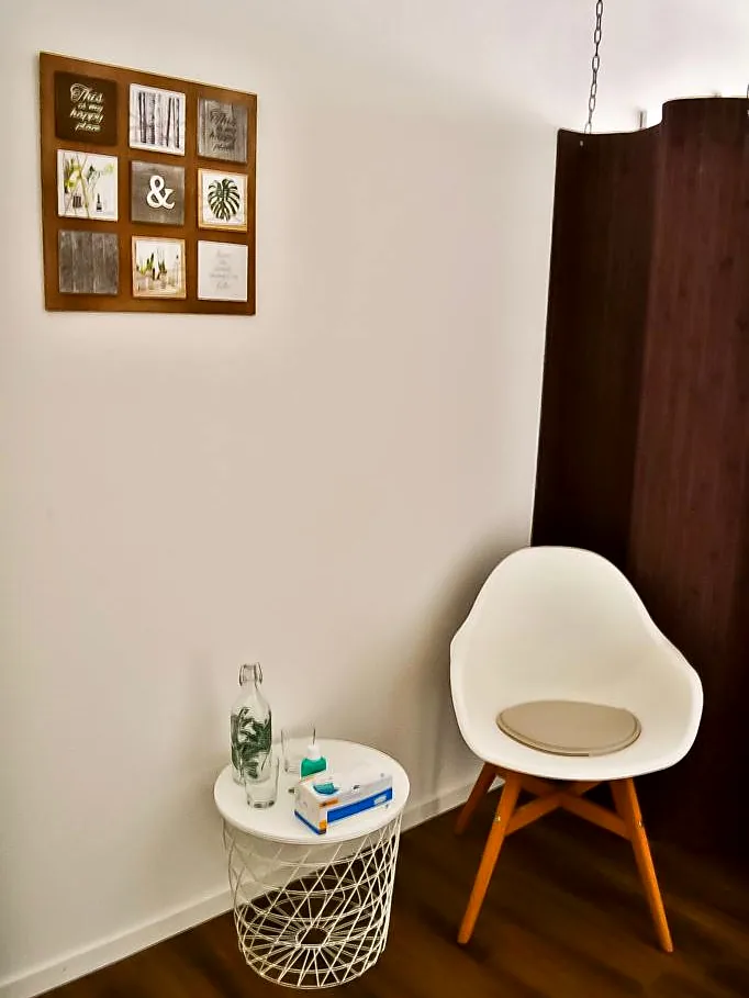 Ruhige Ecke mit Stuhl und Bildern an der Wand