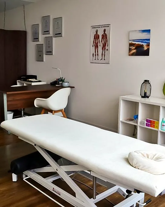 Massageliege in der Praxis Mano Vita